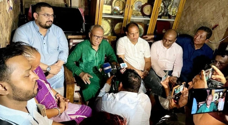 ফুটবলার ঋতুর মায়ের পাশে তারেক রহমান, সহায়তা পৌঁছে দিলেন রিজভী
